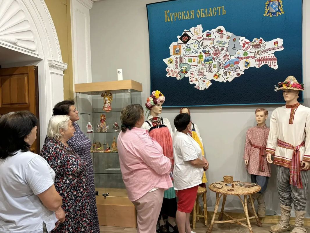Получатели социальных услкг центра «Наше время» побывали на экскурсии в вытсавочном зале «Курские ремесла» областного Дома народного творчества, где познакомились с .традиционными промыслами и знаменитыми мастерами нашего... Получатели социальных услкг центра «Наше время» побывали на экскурсии в вытсавочном зале «Курские ремесла» областного Дома народного творчества, где познакомились с .традиционными промыслами и знаменитыми мастерами нашего...