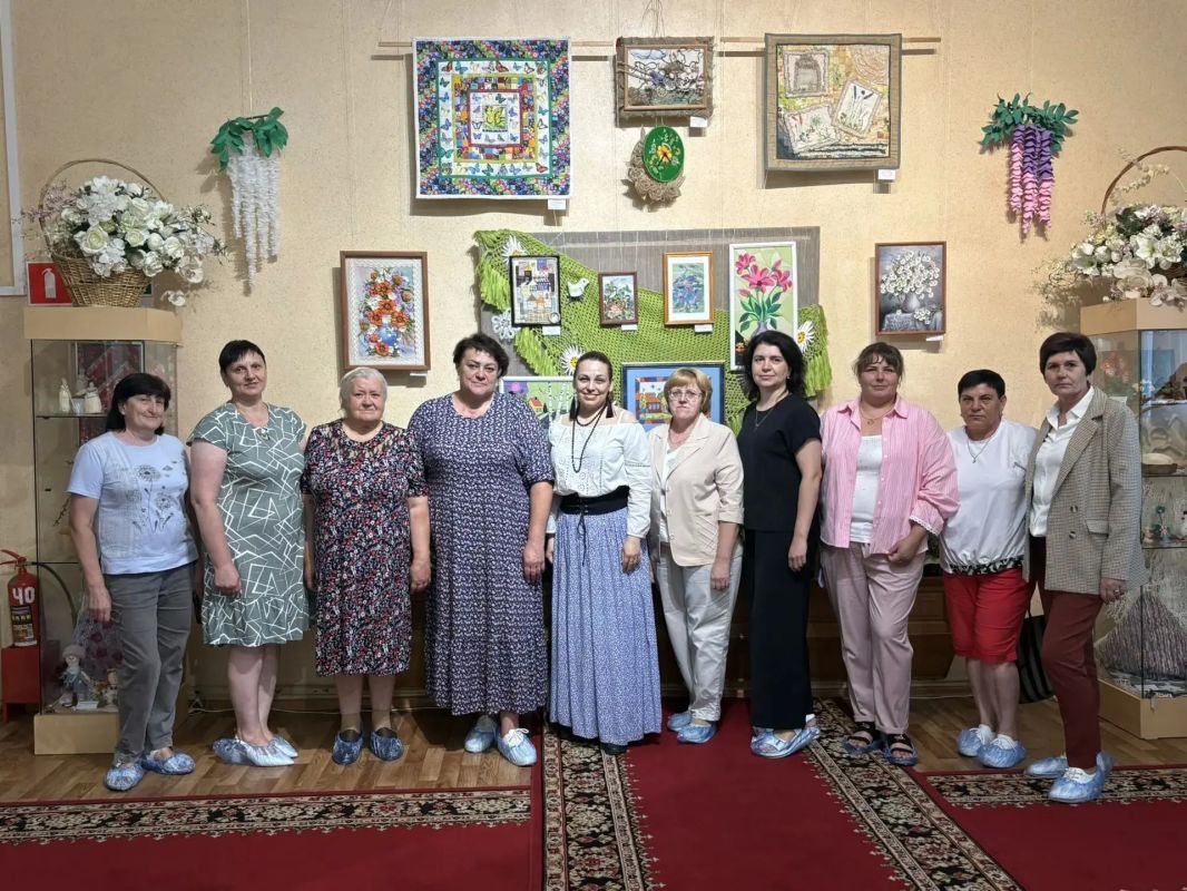 Получатели социальных услкг центра «Наше время» побывали на экскурсии в вытсавочном зале «Курские ремесла» областного Дома народного творчества, где познакомились с .традиционными промыслами и знаменитыми мастерами нашего... Получатели социальных услкг центра «Наше время» побывали на экскурсии в вытсавочном зале «Курские ремесла» областного Дома народного творчества, где познакомились с .традиционными промыслами и знаменитыми мастерами нашего...