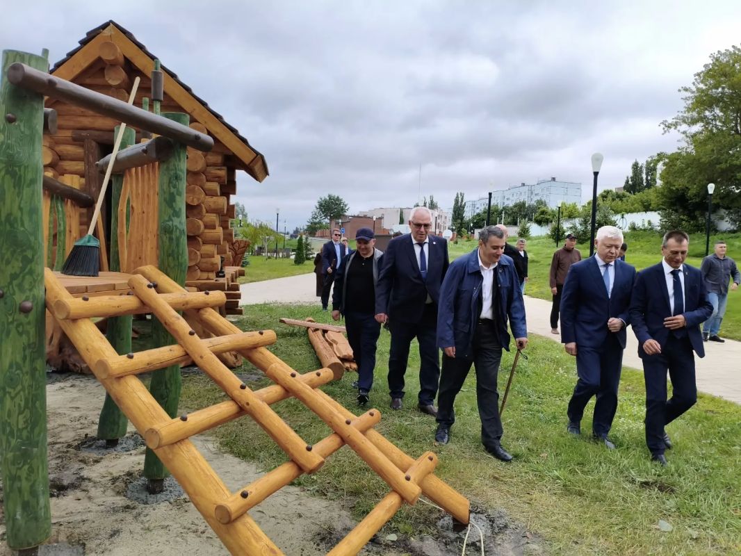 Губернатор Курской области проинспектировал ход работ по строительству соцобъектов в Курчатове Губернатор Курской области проинспектировал ход работ по строительству соцобъектов в Курчатове
