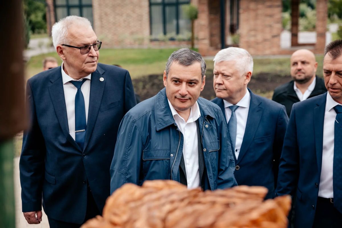 Александр Хинштейн: Сегодня работал в Курчатове: вместе с депутатом Госдумы Василием Пискарёвым проинспектировали ход благоустройства набережной водохранилища и посмотрели новый храм