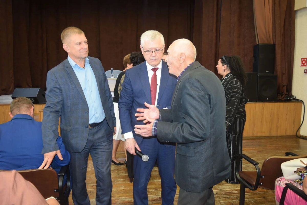В киноконцертном зале поселка Поныри состоялась встреча депутата Государственной Думы с жителями района В киноконцертном зале поселка Поныри состоялась встреча депутата Государственной Думы с жителями района
