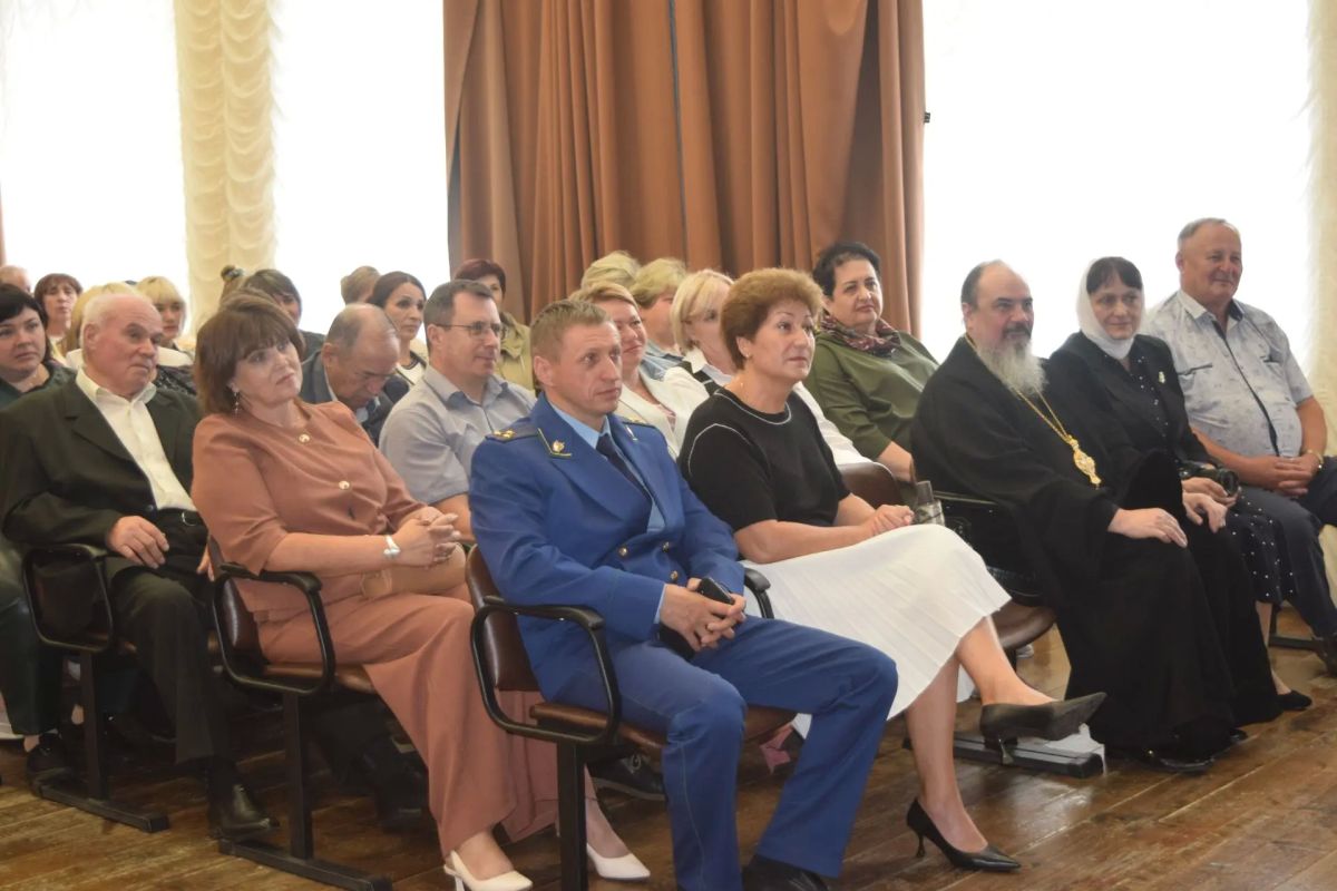 В киноконцертном зале поселка Поныри состоялась встреча депутата Государственной Думы с жителями района В киноконцертном зале поселка Поныри состоялась встреча депутата Государственной Думы с жителями района