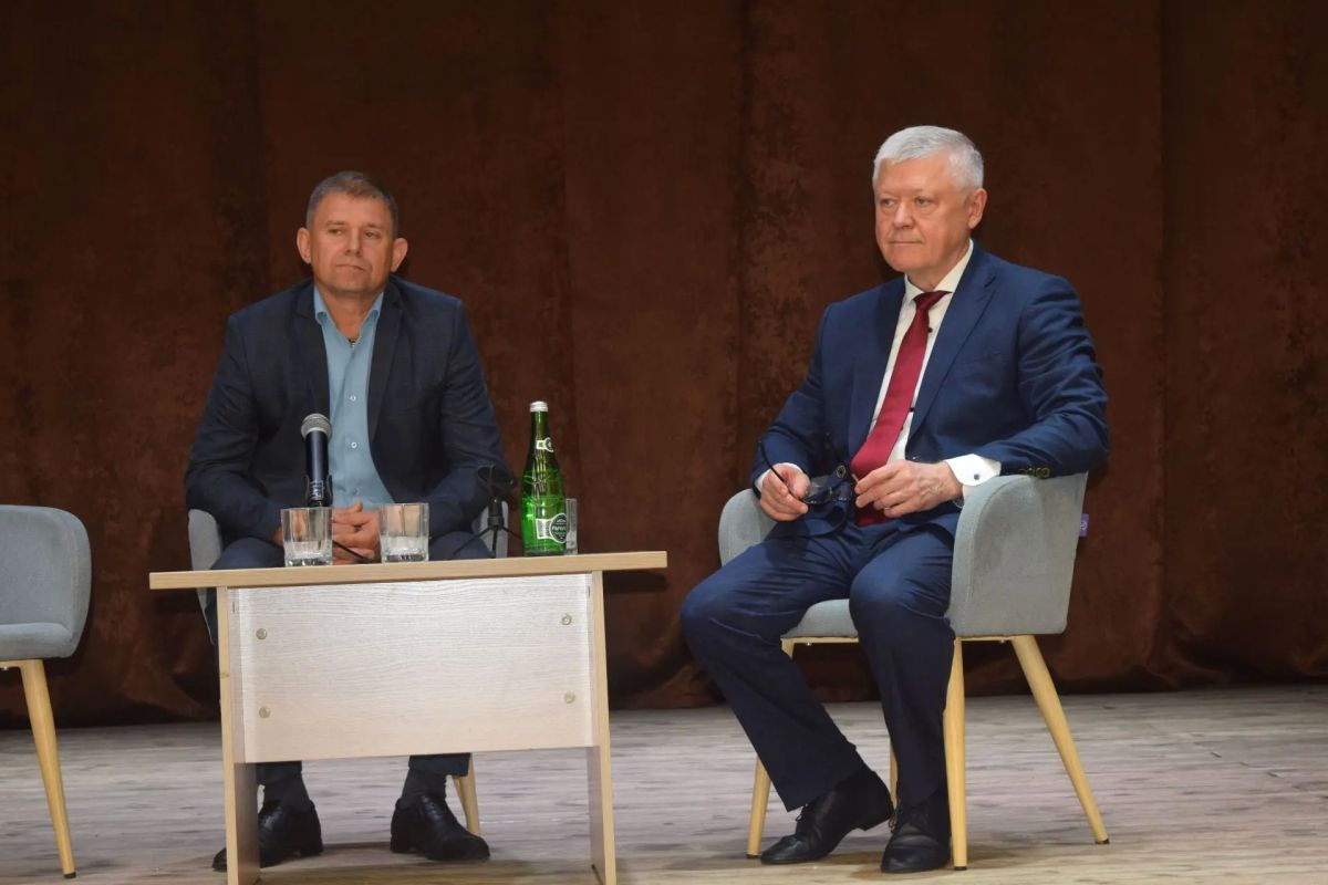 В киноконцертном зале поселка Поныри состоялась встреча депутата Государственной Думы с жителями района В киноконцертном зале поселка Поныри состоялась встреча депутата Государственной Думы с жителями района