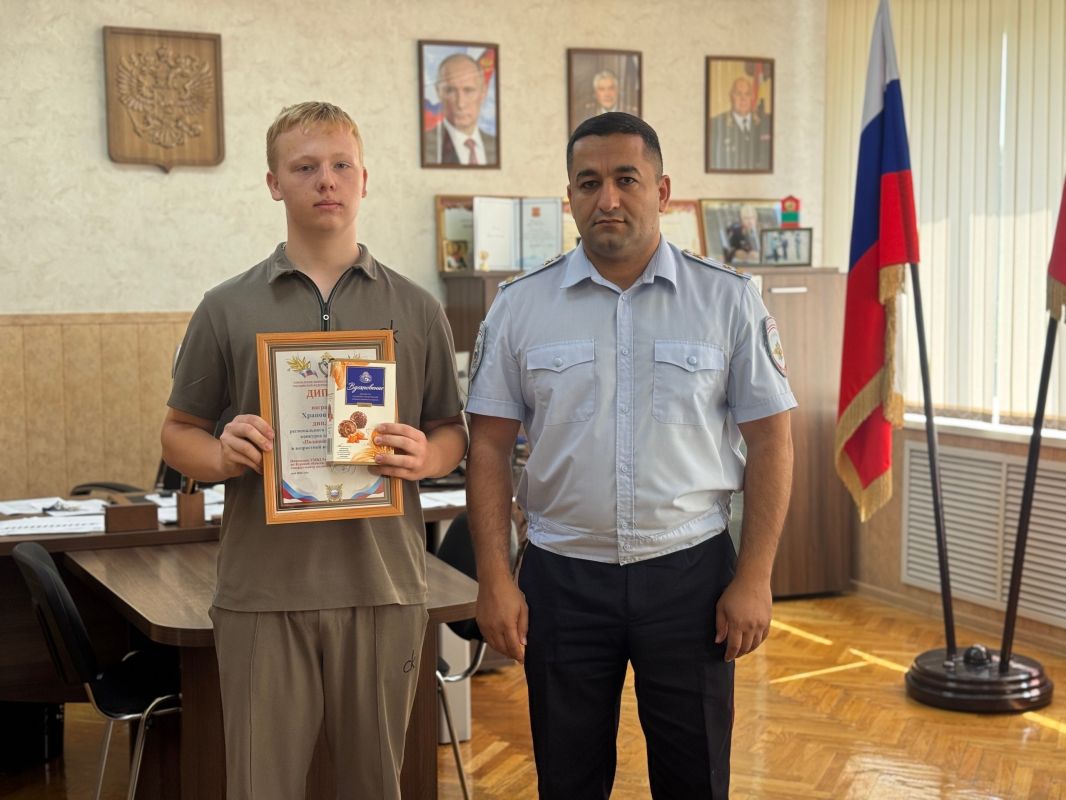 В Железногорской полиции наградили победителей и призеров региональных конкурсов «Щит и Лира» и «Полицейский дядя Степа» В Железногорской полиции наградили победителей и призеров региональных конкурсов «Щит и Лира» и «Полицейский дядя Степа»