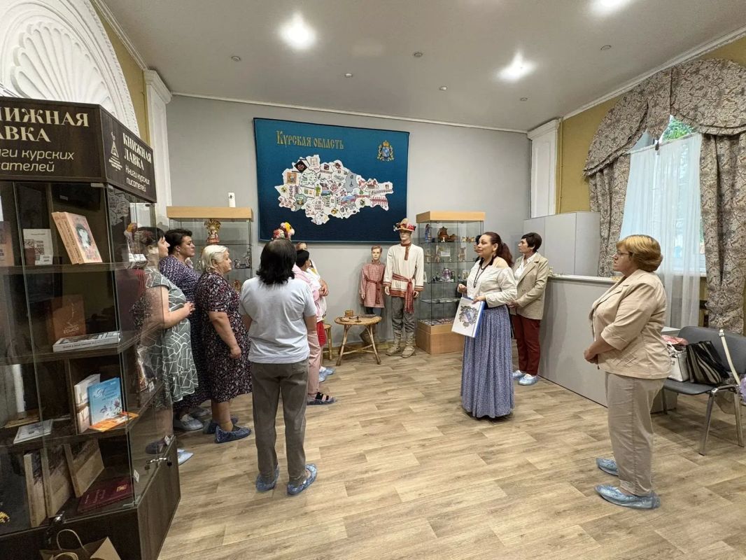 Получатели социальных услкг центра «Наше время» побывали на экскурсии в вытсавочном зале «Курские ремесла» областного Дома народного творчества, где познакомились с .традиционными промыслами и знаменитыми мастерами нашего... Получатели социальных услкг центра «Наше время» побывали на экскурсии в вытсавочном зале «Курские ремесла» областного Дома народного творчества, где познакомились с .традиционными промыслами и знаменитыми мастерами нашего...