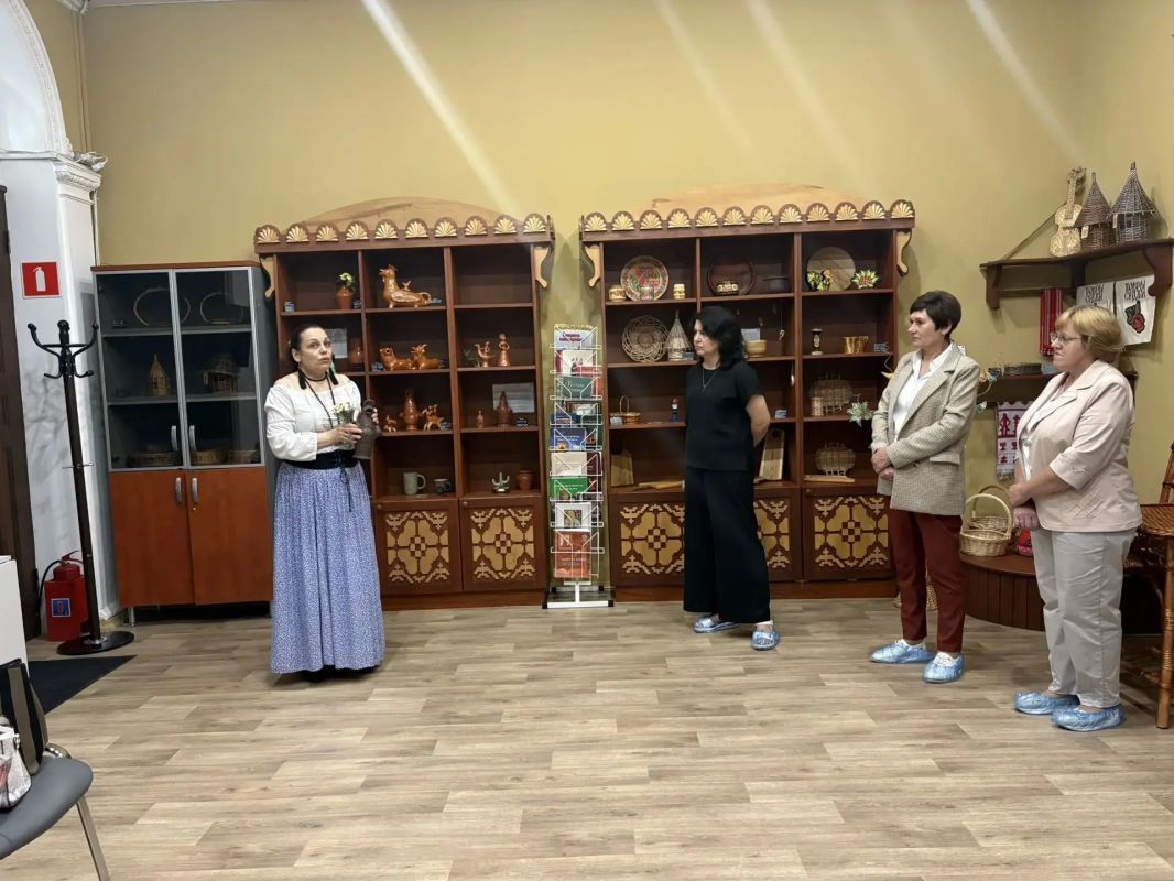 Получатели социальных услкг центра «Наше время» побывали на экскурсии в вытсавочном зале «Курские ремесла» областного Дома народного творчества, где познакомились с .традиционными промыслами и знаменитыми мастерами нашего... Получатели социальных услкг центра «Наше время» побывали на экскурсии в вытсавочном зале «Курские ремесла» областного Дома народного творчества, где познакомились с .традиционными промыслами и знаменитыми мастерами нашего...