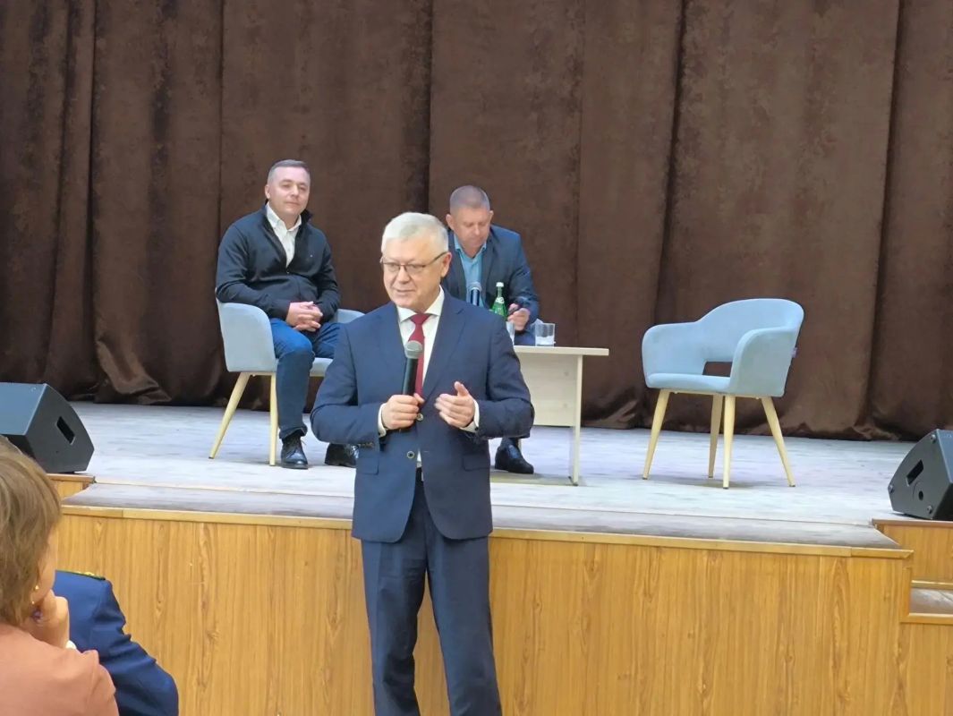 В киноконцертном зале поселка Поныри состоялась встреча депутата Государственной Думы с жителями района