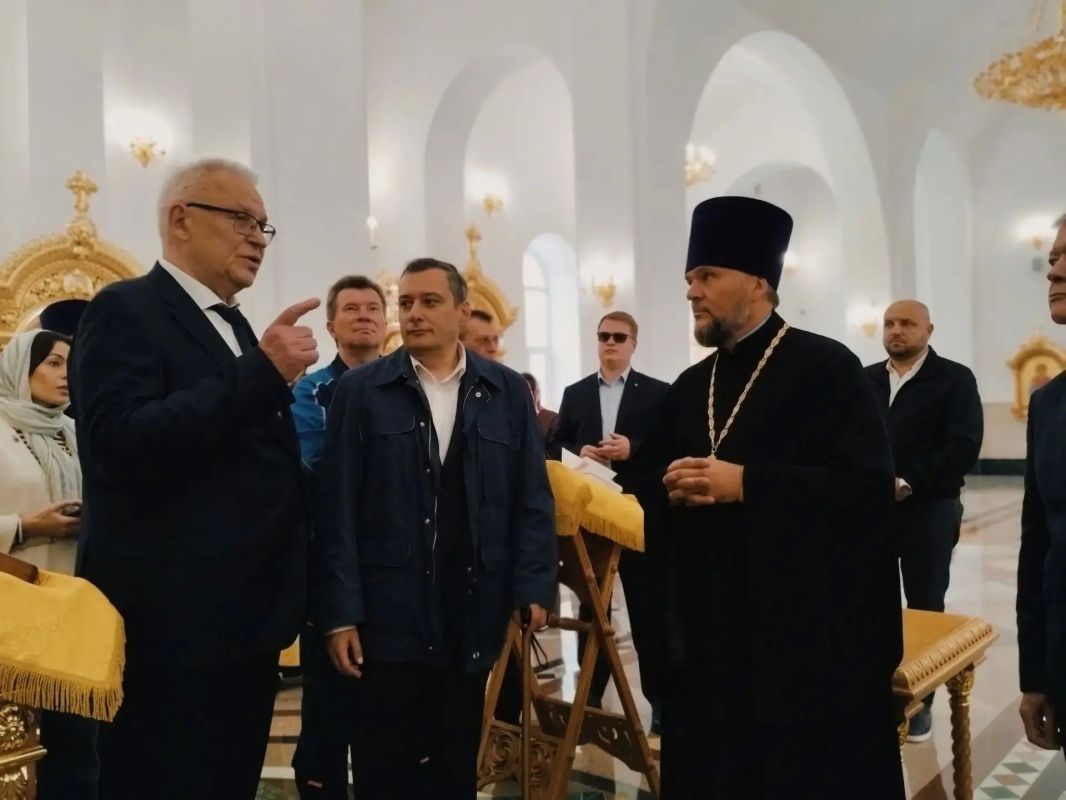 Александр Хинштейн посетил Свято-Троицкий храм в Курчатове
