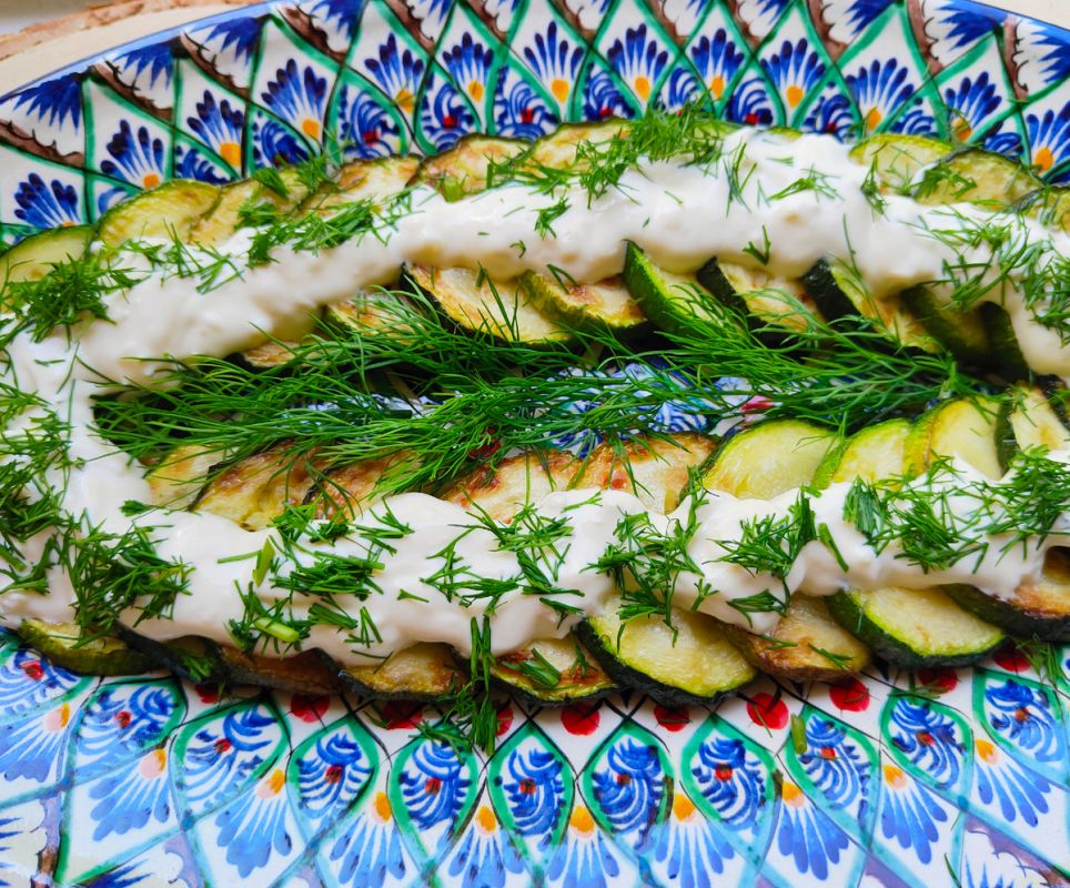 Вкусные кабачки с пылу с жару: простой рецепт с чесночным соусом