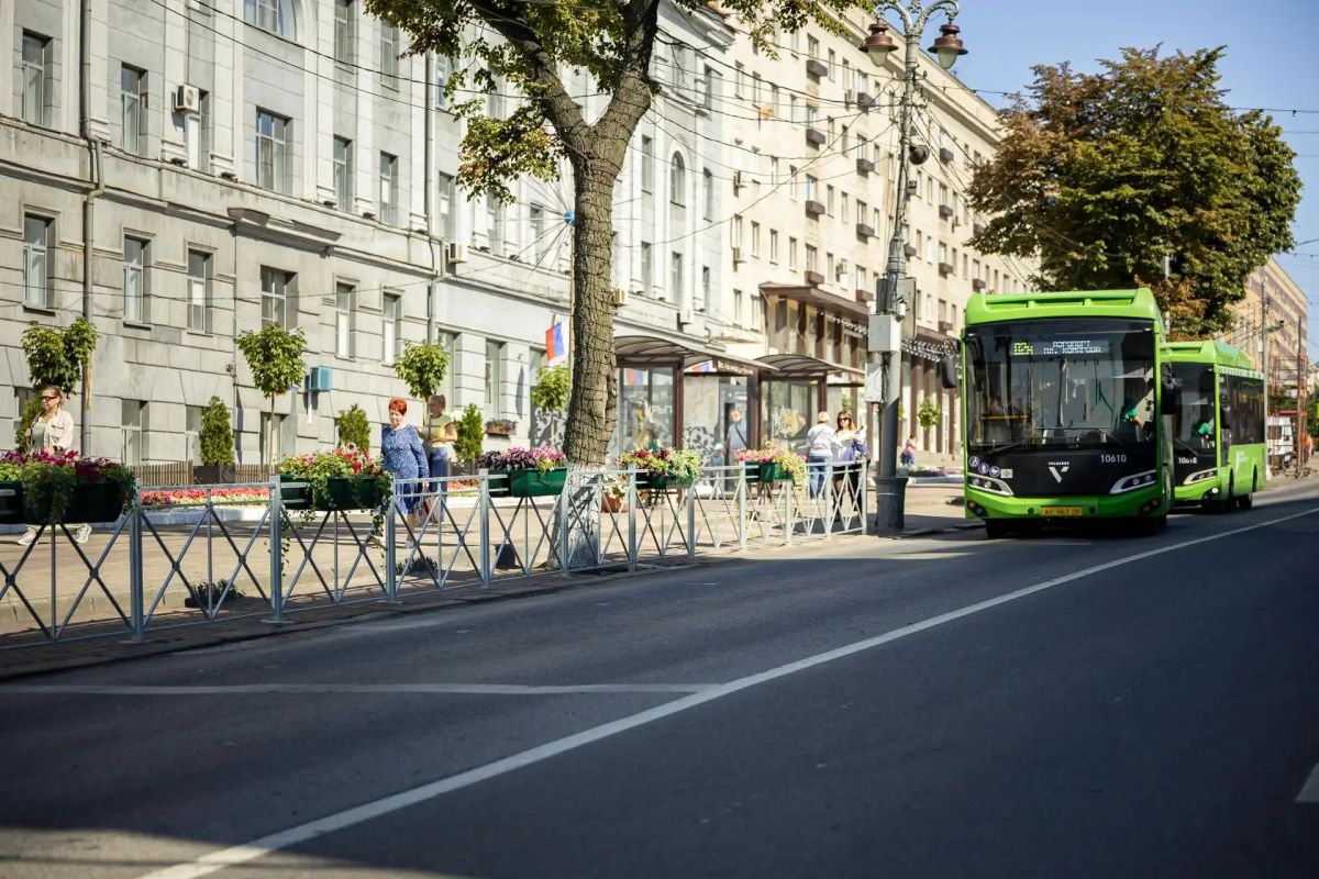 В Курске неказистые дорожные ограждения, установленные на улице Ленина и вызывающие у горожан чувство недоумения и неуместности на главной городской улице, решили украсить цветами В Курске неказистые дорожные ограждения, установленные на улице Ленина и вызывающие у горожан чувство недоумения и неуместности на главной городской улице, решили украсить цветами