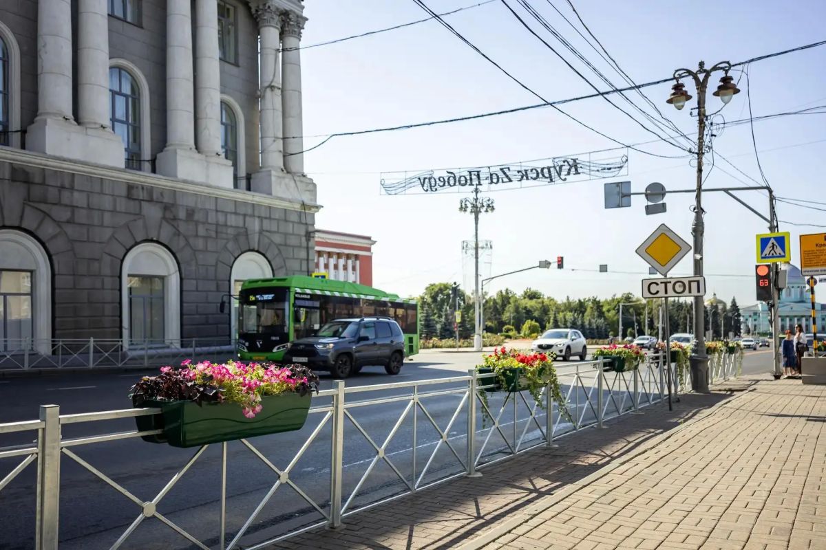 В Курске на дорожных ограждениях улицы Ленина устанавливают термочаши с ампельными цветами В Курске на дорожных ограждениях улицы Ленина устанавливают термочаши с ампельными цветами