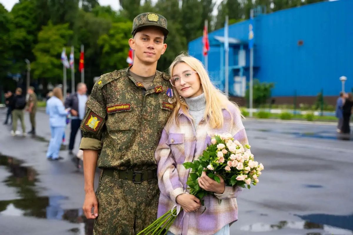 Курсант ЮЗГУ сделал предложение девушке на выпускном Курсант ЮЗГУ сделал предложение девушке на выпускном