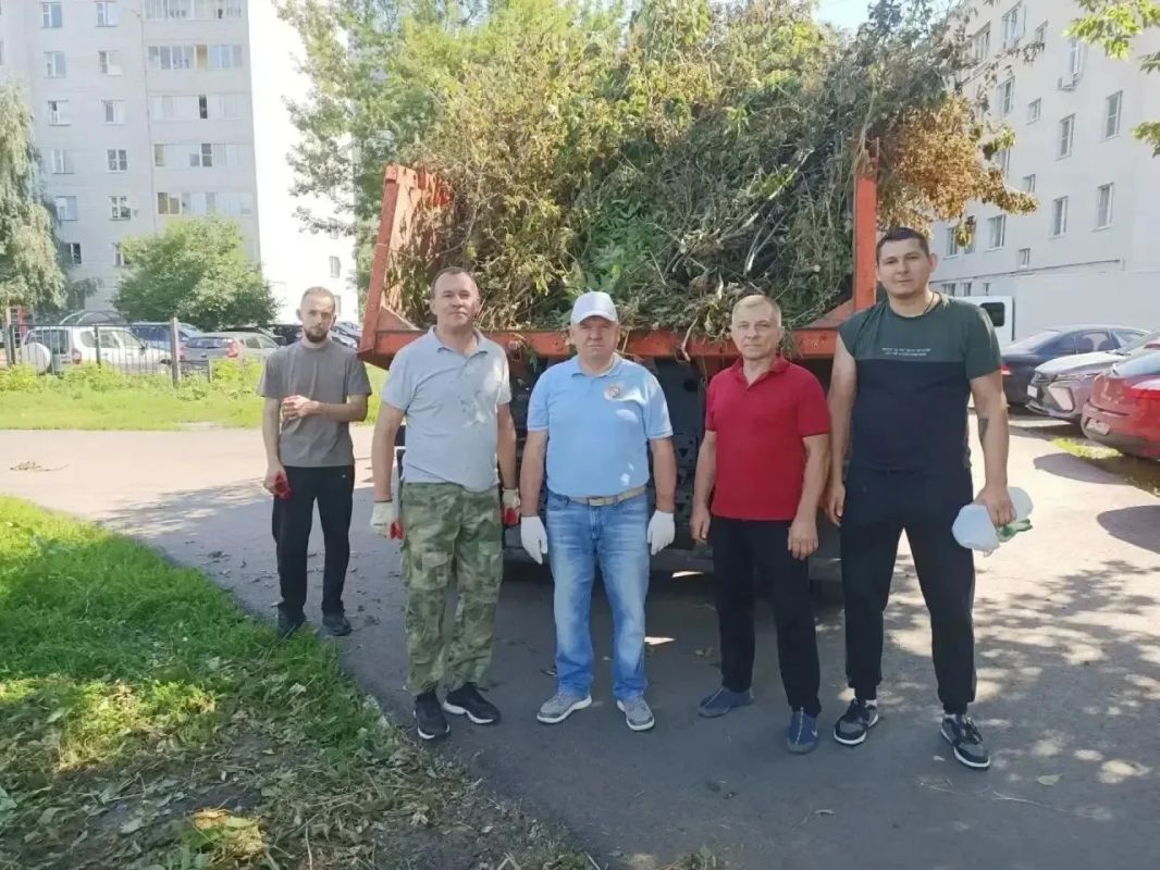 В Курске прошл субботник. На уборку улиц Железнодорожного округа вышли не только сотрудники местной администрации, но и её руководитель — исполняющий обязанности заместителя главы города Виталий Жилин В Курске прошл субботник. На уборку улиц Железнодорожного округа вышли не только сотрудники местной администрации, но и её руководитель — исполняющий обязанности заместителя главы города Виталий Жилин