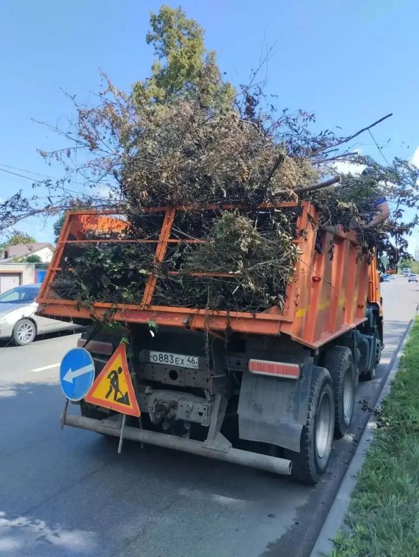 В Курске прошл субботник. На уборку улиц Железнодорожного округа вышли не только сотрудники местной администрации, но и её руководитель — исполняющий обязанности заместителя главы города Виталий Жилин В Курске прошл субботник. На уборку улиц Железнодорожного округа вышли не только сотрудники местной администрации, но и её руководитель — исполняющий обязанности заместителя главы города Виталий Жилин