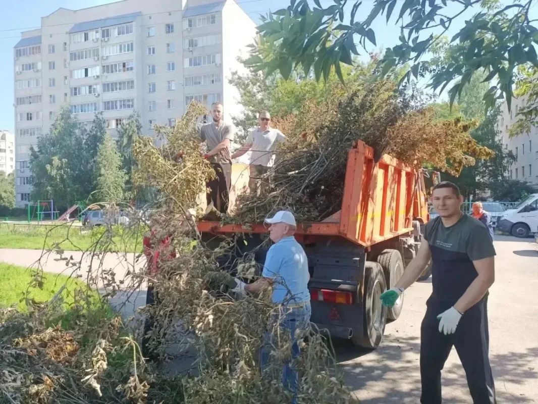 В Курске прошл субботник. На уборку улиц Железнодорожного округа вышли не только сотрудники местной администрации, но и её руководитель — исполняющий обязанности заместителя главы города Виталий Жилин В Курске прошл субботник. На уборку улиц Железнодорожного округа вышли не только сотрудники местной администрации, но и её руководитель — исполняющий обязанности заместителя главы города Виталий Жилин