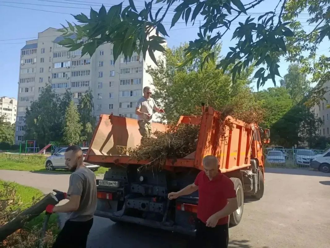 В Курске прошл субботник. На уборку улиц Железнодорожного округа вышли не только сотрудники местной администрации, но и её руководитель — исполняющий обязанности заместителя главы города Виталий Жилин В Курске прошл субботник. На уборку улиц Железнодорожного округа вышли не только сотрудники местной администрации, но и её руководитель — исполняющий обязанности заместителя главы города Виталий Жилин