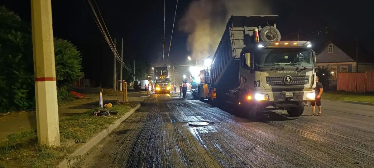 В Курске на Кавказской и Пучковке началась укладка асфальта: дорожники работают ночью В Курске на Кавказской и Пучковке началась укладка асфальта: дорожники работают ночью
