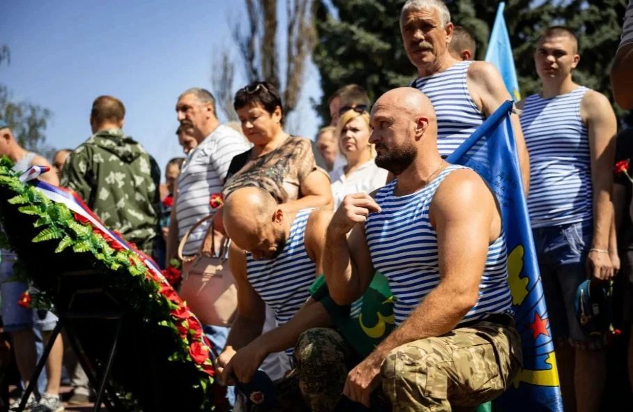 Курские партийцы, сторонники, молодогвардейцы почтили память павших в День ВДВ Курские партийцы, сторонники, молодогвардейцы почтили память павших в День ВДВ