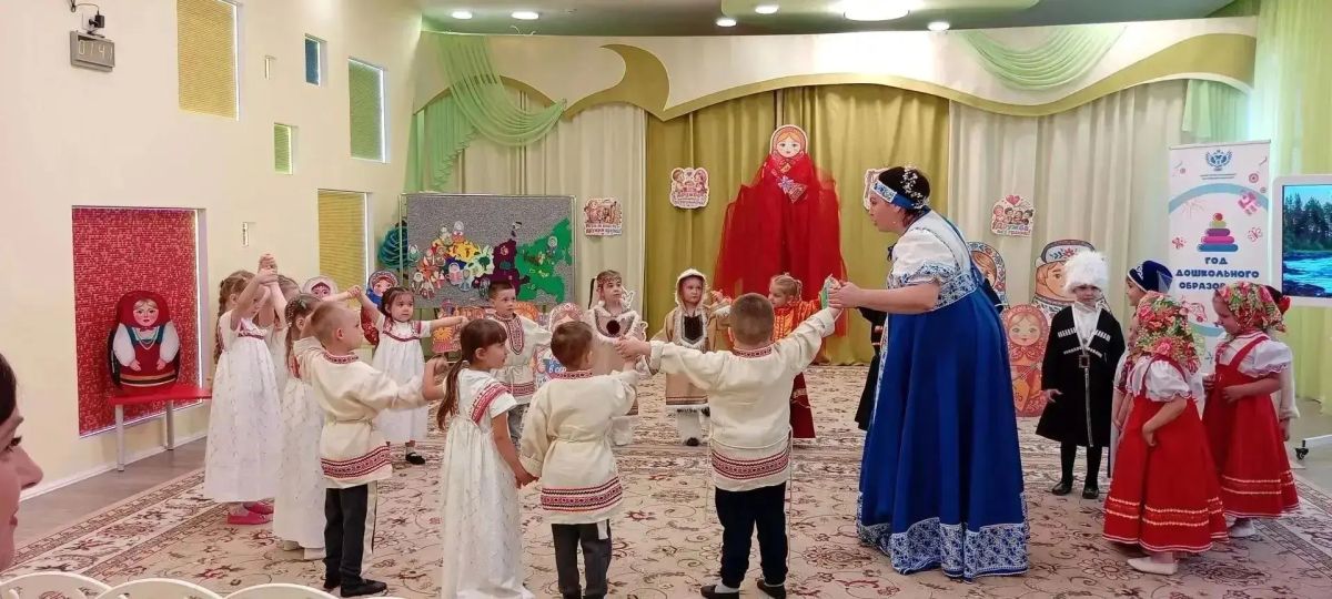 Ко Дню дружбы народов в детском саду № 19 прошёл «Матрёшкин хоровод» Ко Дню дружбы народов в детском саду № 19 прошёл «Матрёшкин хоровод»
