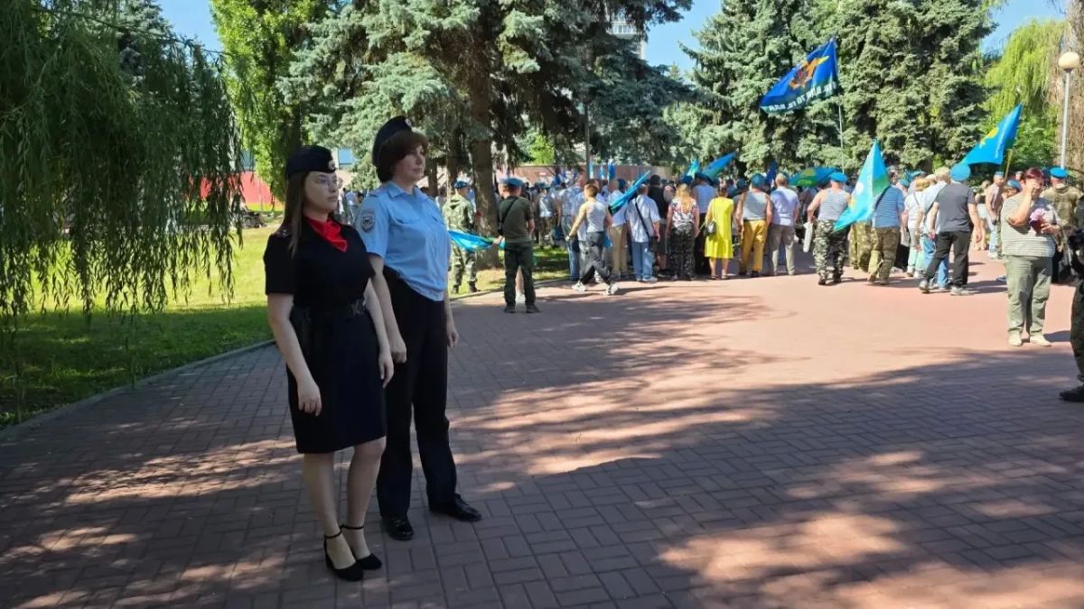 Сотрудники полиции обеспечили правопорядок на торжественной церемонии в Георгиевском сквере в Курске, посвящённой дню Воздушно-десантных войск Сотрудники полиции обеспечили правопорядок на торжественной церемонии в Георгиевском сквере в Курске, посвящённой дню Воздушно-десантных войск