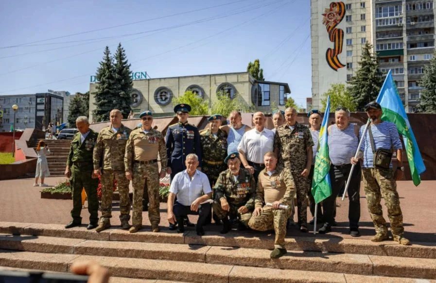 Курские партийцы, сторонники, молодогвардейцы почтили память павших в День ВДВ Курские партийцы, сторонники, молодогвардейцы почтили память павших в День ВДВ