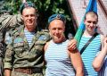 Губернатор Александр Хинштейн поздравил десантников и ветеранов с праздником