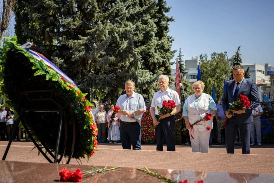 Куряне отмечают День ВДВ. В Курске жители отмечают 96 лет со дня образования Воздушно-десантных войск России Куряне отмечают День ВДВ. В Курске жители отмечают 96 лет со дня образования Воздушно-десантных войск России