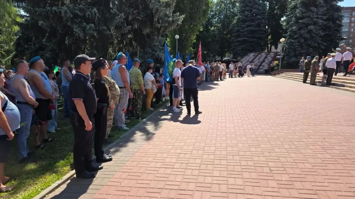 Сотрудники полиции обеспечили правопорядок на торжественной церемонии в Георгиевском сквере в Курске, посвящённой дню Воздушно-десантных войск Сотрудники полиции обеспечили правопорядок на торжественной церемонии в Георгиевском сквере в Курске, посвящённой дню Воздушно-десантных войск
