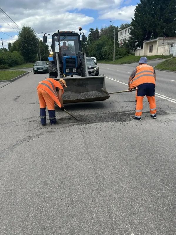 Мэр Курска ответил на жалобы жителей на ямы, высокую траву и темноту Мэр Курска ответил на жалобы жителей на ямы, высокую траву и темноту