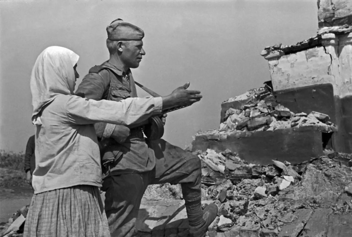 3 августа 1943 года. Встреча сержанта 51-й гвардейской дивизии Семёна Трифонова с матерью Марфой Антоновной, женой Екатериной и дочкой Шурой в селе Казацкое Курской области (ныне Белгородской области) 3 августа 1943 года. Встреча сержанта 51-й гвардейской дивизии Семёна Трифонова с матерью Марфой Антоновной, женой Екатериной и дочкой Шурой в селе Казацкое Курской области (ныне Белгородской области)