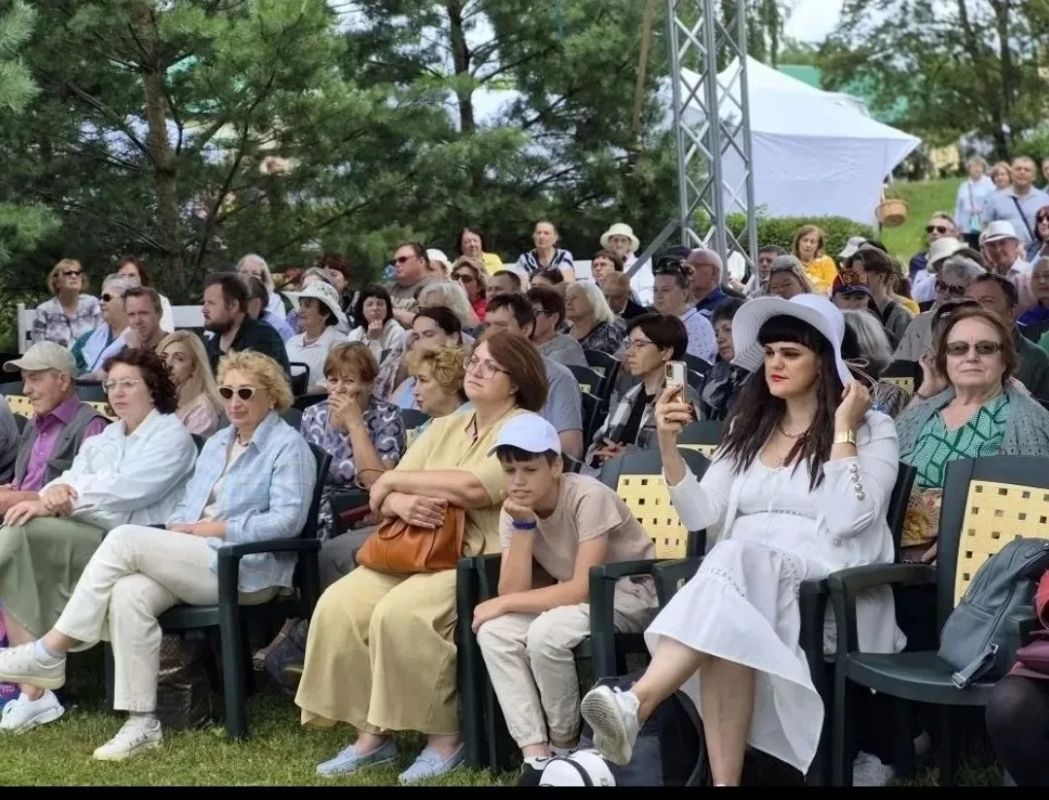 Участники социального проекта «Курское долголетие» клуба «Стимул» побывали на традиционном Фетовском литературномузыкальном празднике в усадьбе Афанасия Фета — и это было по-настоящему незабываемо! Тихие аллеи, наполненные... Участники социального проекта «Курское долголетие» клуба «Стимул» побывали на традиционном Фетовском литературномузыкальном празднике в усадьбе Афанасия Фета — и это было по-настоящему незабываемо! Тихие аллеи, наполненные...