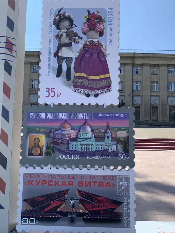 На Красной площади Курска, перед главпочтамтом, монтируют новую фотозону На Красной площади Курска, перед главпочтамтом, монтируют новую фотозону