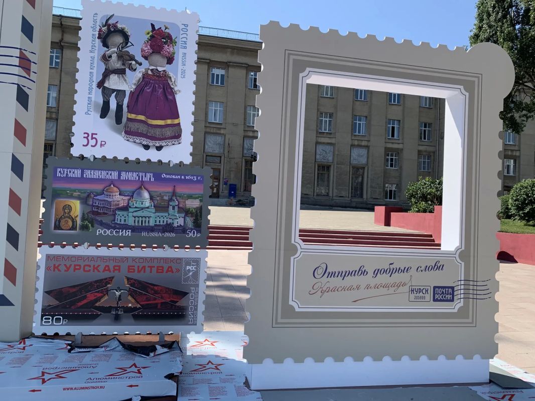 На Красной площади Курска, перед главпочтамтом, монтируют новую фотозону На Красной площади Курска, перед главпочтамтом, монтируют новую фотозону