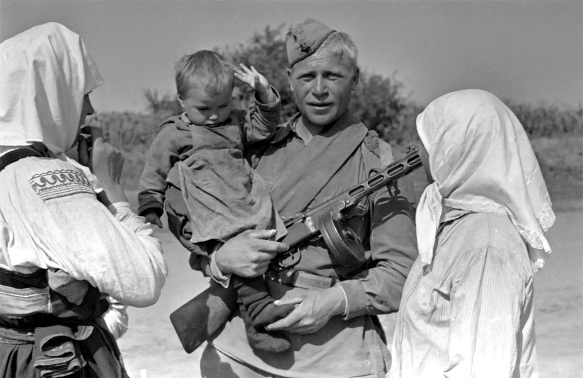 3 августа 1943 года. Встреча сержанта 51-й гвардейской дивизии Семёна Трифонова с матерью Марфой Антоновной, женой Екатериной и дочкой Шурой в селе Казацкое Курской области (ныне Белгородской области) 3 августа 1943 года. Встреча сержанта 51-й гвардейской дивизии Семёна Трифонова с матерью Марфой Антоновной, женой Екатериной и дочкой Шурой в селе Казацкое Курской области (ныне Белгородской области)