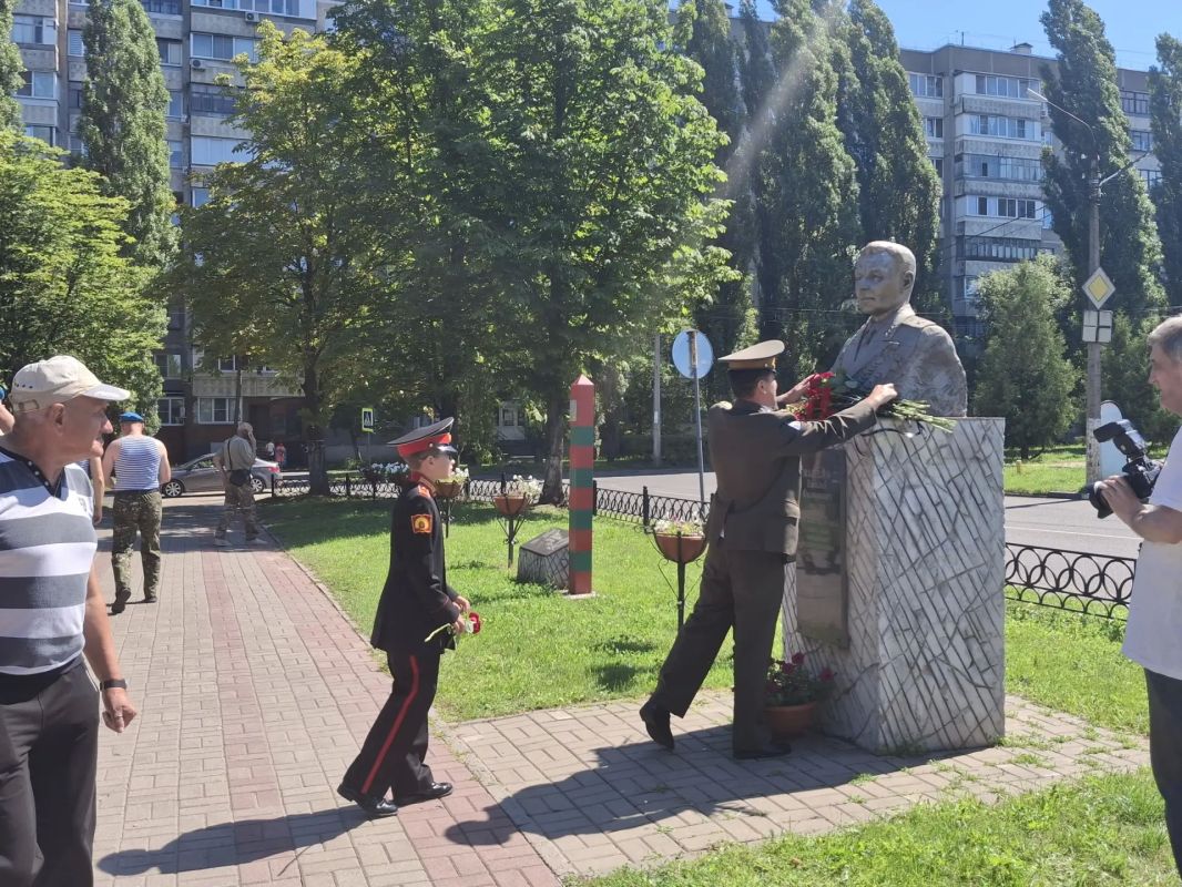 2 августа в Сквере Воинов-интернационалистов прошел торжественный митинг, посвященный Дню Воздушно-десантных войск 2 августа в Сквере Воинов-интернационалистов прошел торжественный митинг, посвященный Дню Воздушно-десантных войск
