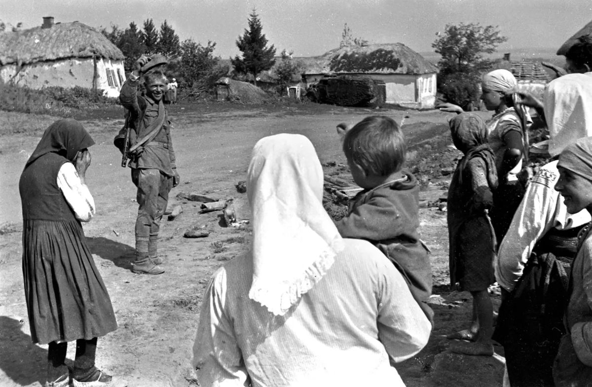 3 августа 1943 года. Встреча сержанта 51-й гвардейской дивизии Семёна Трифонова с матерью Марфой Антоновной, женой Екатериной и дочкой Шурой в селе Казацкое Курской области (ныне Белгородской области) 3 августа 1943 года. Встреча сержанта 51-й гвардейской дивизии Семёна Трифонова с матерью Марфой Антоновной, женой Екатериной и дочкой Шурой в селе Казацкое Курской области (ныне Белгородской области)
