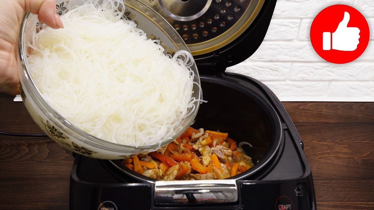 Фунчоза с курицей и овощами в мультиварке