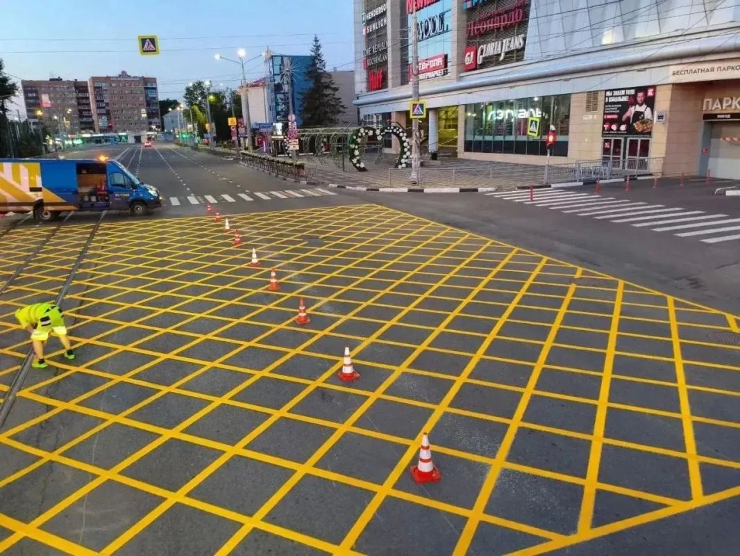 В Курске продолжают обновлять дорожную разметку В Курске продолжают обновлять дорожную разметку