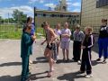 В жаркий летний день ребята окунулись в атмосферу настоящих дворовых игр!Специалисты Движения Первых совместно с работниками культуры Кировского ДК организовали праздник, который объединил разные поколения