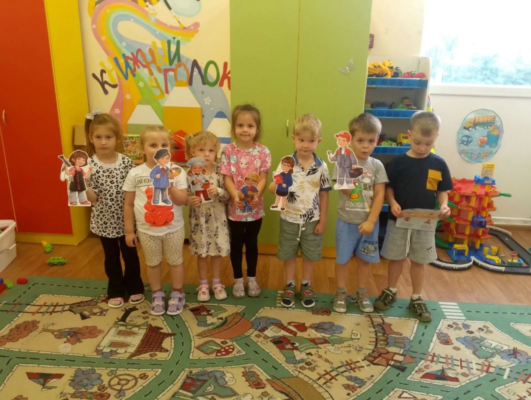 В средней группе «Цветные ладошки» детского сада «Золотой ключик» города Фатежа прошла увлекательная тематическая неделя, посвящённая разнообразию профессий В средней группе «Цветные ладошки» детского сада «Золотой ключик» города Фатежа прошла увлекательная тематическая неделя, посвящённая разнообразию профессий
