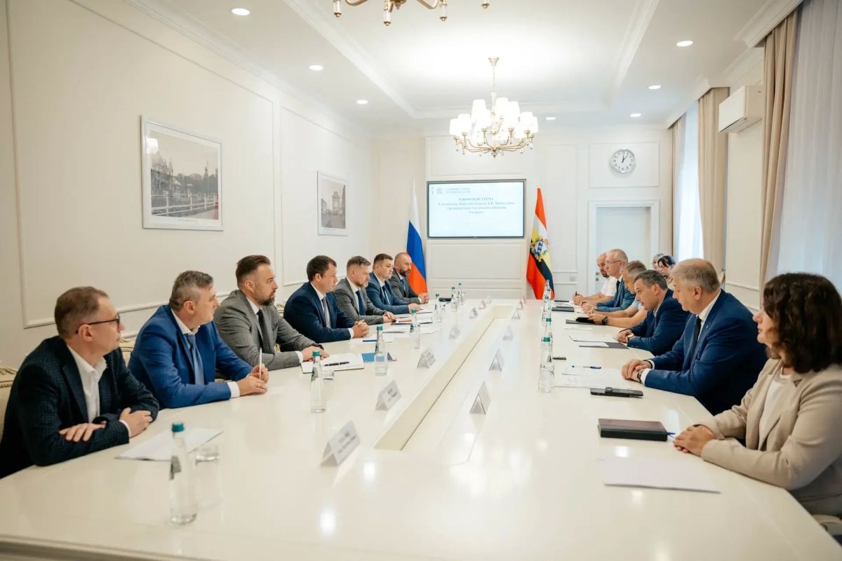 Александр Хинштейн встретился с руководством сети АЗС «Газпром» Александр Хинштейн встретился с руководством сети АЗС «Газпром»
