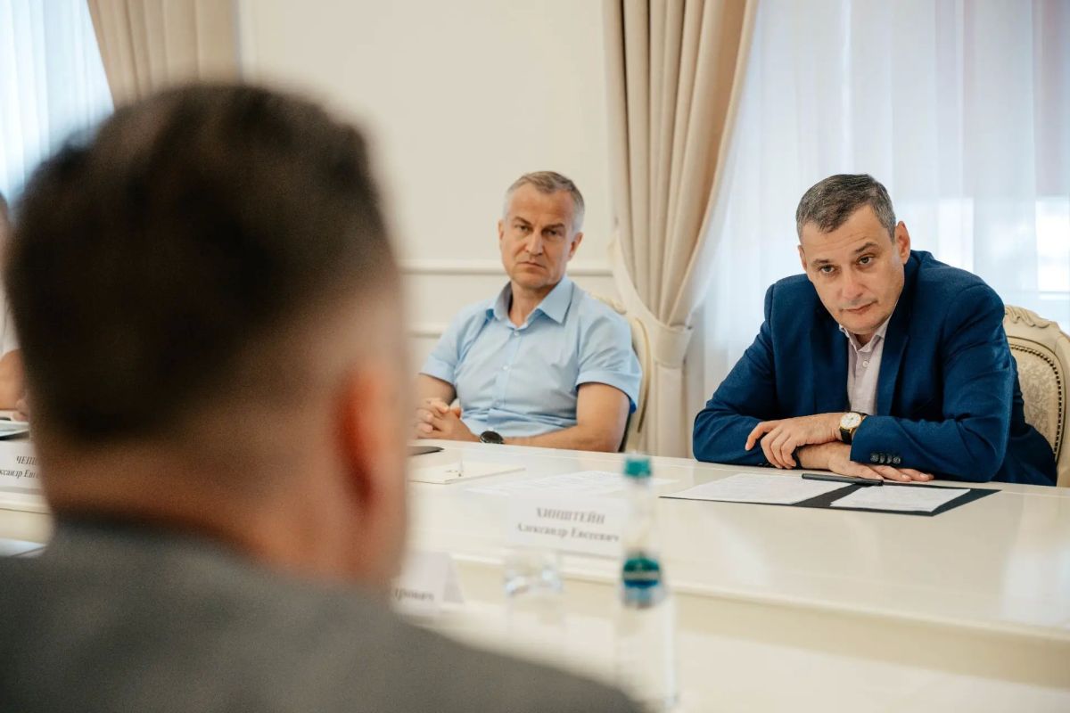 Губернатор Курской области Александр Хинштейн обсудил с руководством сети АЗС «Газпром» ситуацию на топливном рынке региона, обеспечение автозаправочных станций необходимыми объемами топлива и дальнейшие меры по стабильному... Губернатор Курской области Александр Хинштейн обсудил с руководством сети АЗС «Газпром» ситуацию на топливном рынке региона, обеспечение автозаправочных станций необходимыми объемами топлива и дальнейшие меры по стабильному...
