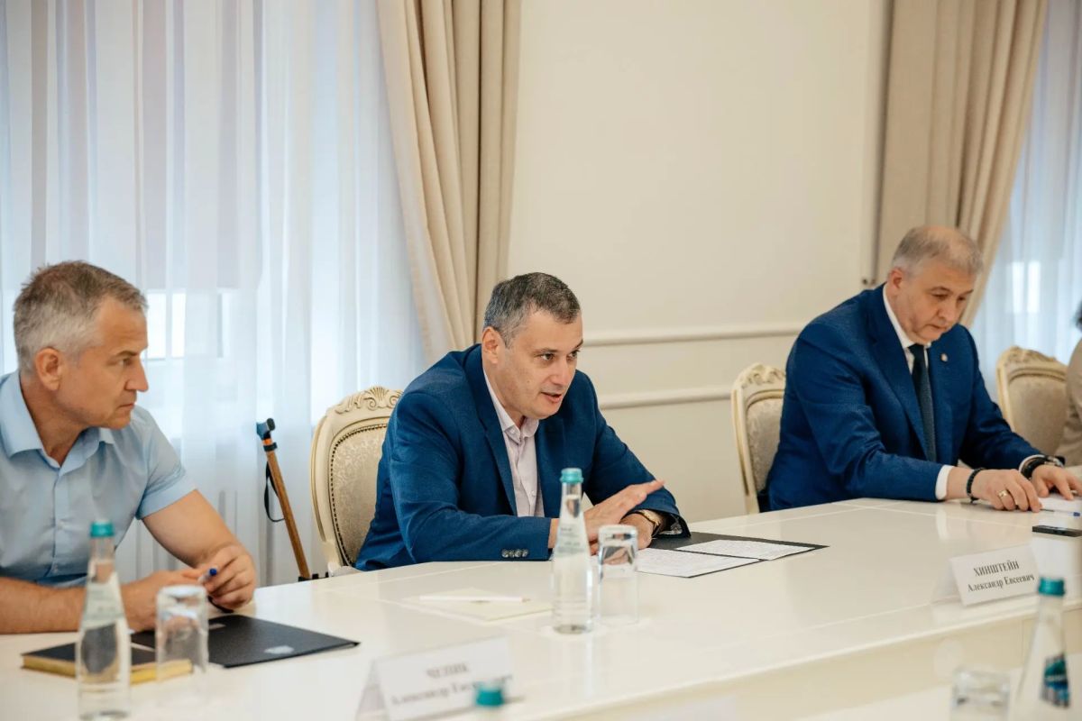 Губернатор Курской области Александр Хинштейн обсудил с руководством сети АЗС «Газпром» ситуацию на топливном рынке региона, обеспечение автозаправочных станций необходимыми объемами топлива и дальнейшие меры по стабильному... Губернатор Курской области Александр Хинштейн обсудил с руководством сети АЗС «Газпром» ситуацию на топливном рынке региона, обеспечение автозаправочных станций необходимыми объемами топлива и дальнейшие меры по стабильному...