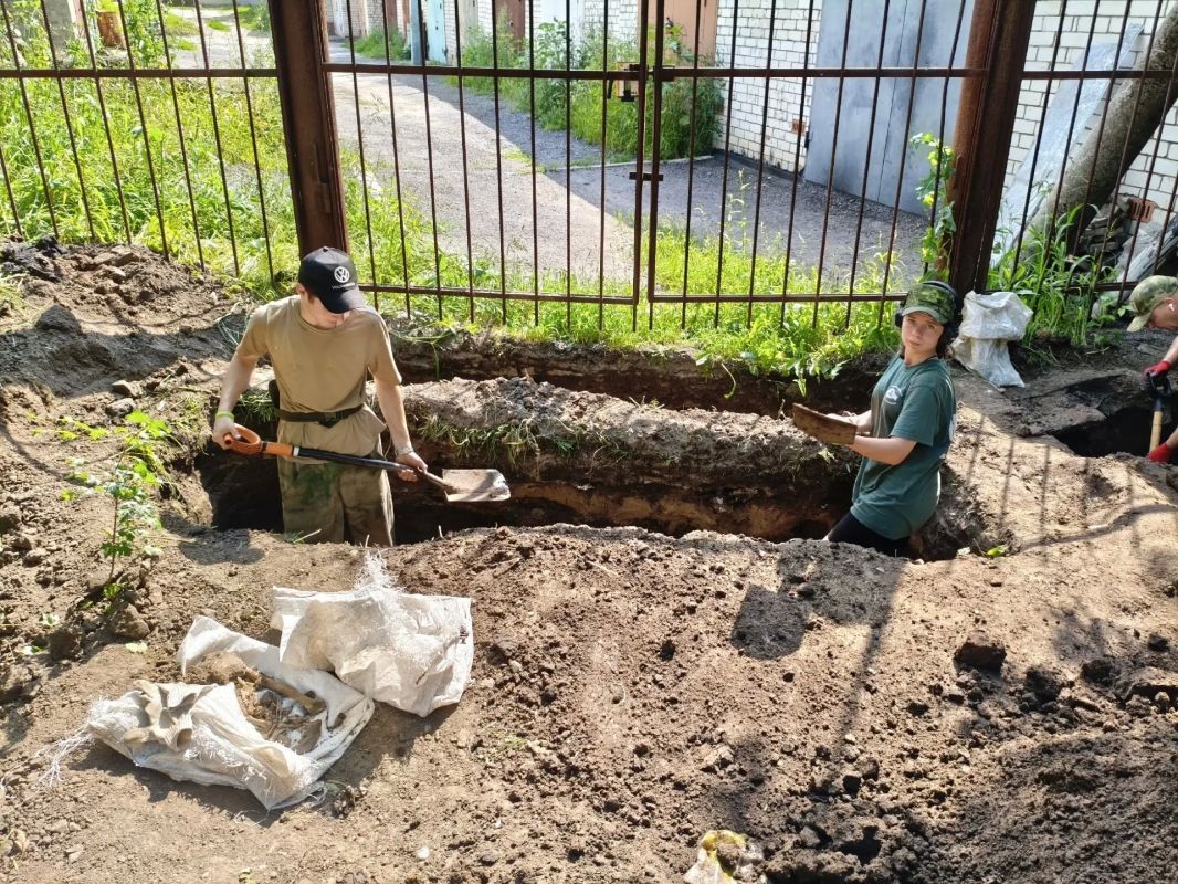 В Курске в Знаменской роще обнаружили останки семи мирных жителей В Курске в Знаменской роще обнаружили останки семи мирных жителей