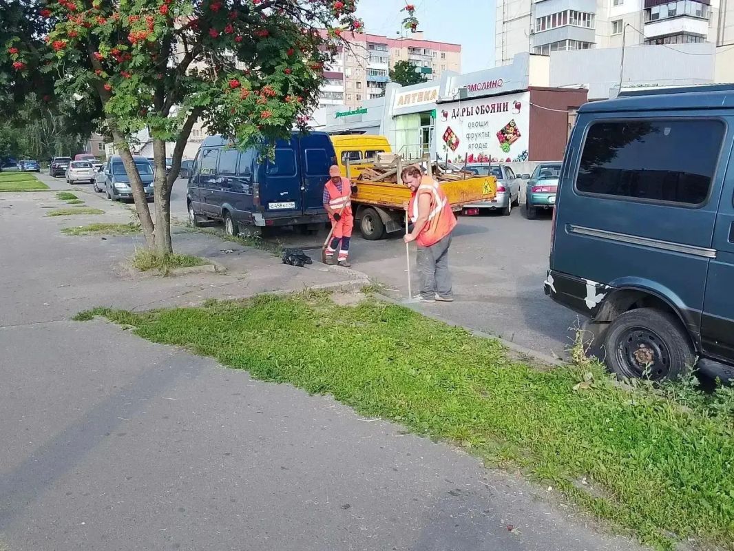 В Курске на улице Студенческой вывезли мусор незаконных торговцев В Курске на улице Студенческой вывезли мусор незаконных торговцев