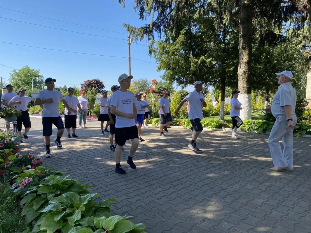 В преддверии Дня физкультурника проживающие и сотрудники Щигровского дома социального обслуживания вышли на утреннюю разминку под девизом «Бодрое утро» В преддверии Дня физкультурника проживающие и сотрудники Щигровского дома социального обслуживания вышли на утреннюю разминку под девизом «Бодрое утро»