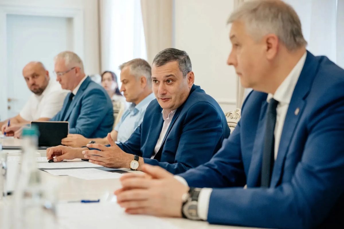 Александр Хинштейн встретился с руководством сети АЗС «Газпром»