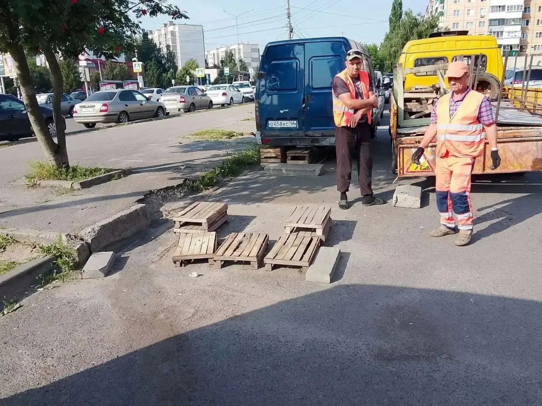 В Курске на улице Студенческой вывезли мусор незаконных торговцев В Курске на улице Студенческой вывезли мусор незаконных торговцев