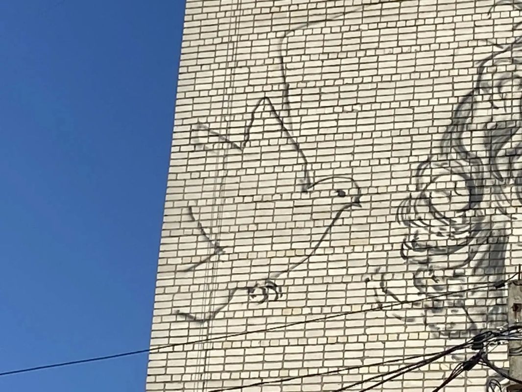 В Курске на торце дома №2 по улице Ямская, рядом с центром досуга "Юность", рисуют мурал в память о погибшем при атаке ВСУ на городской пляж 5-летнем Толе Минашкине В Курске на торце дома №2 по улице Ямская, рядом с центром досуга "Юность", рисуют мурал в память о погибшем при атаке ВСУ на городской пляж 5-летнем Толе Минашкине