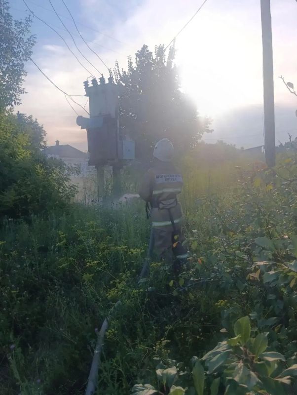 Огнеборцы ПЧ Обоянского района на тушении возгорания